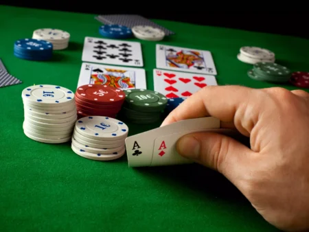 Poker Combinazioni: Dalla Scala Reale alla Coppia Bassa